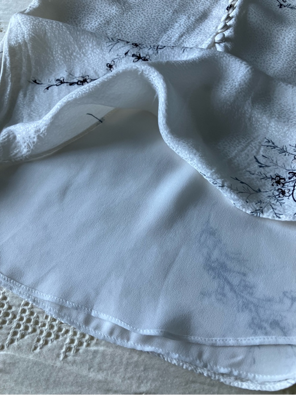 WHBM White and Black Long Sleeve Floral Blouse Size 0 - Picture 9 of 10